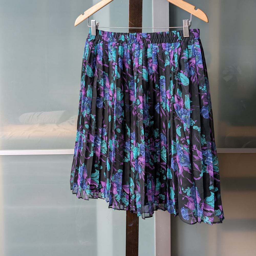 📼 Beautiful Vintage Emblem Floral Purple, Blue &  Black Skirt - Size Large